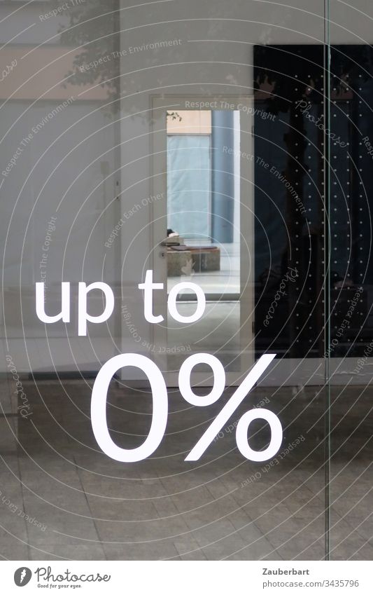 Blick in ein leeres Ladengeschäft durch Glasscheibe mit Beschriftung 0% null Prozent Crash Krise Wirtschaftskrise grau Fenster Fliesen Schrift Schriftzeichen