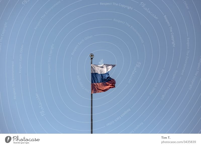 Russische Botschaft russia Russland Fahne Russia sky Himmel rot red flags Fahnenmast Wind Farbfoto wehen Tag Menschenleer flattern weiß Außenaufnahme blau
