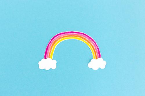 Bunter Regenbogen gemalt aus Papier mit weißen Wolken auf hellblauem Hintergrund Kind Kreativität malen basteln Bild bunt fröhlich Hoffnung positiv Symbol