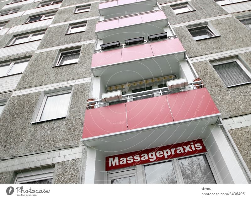 Entspannungsoase hochhaus massagepraxis dienstleistung fenster plattenbau perspektive wohnen balkon beton spiegelung blumenkasten fassade mauer wand architektur