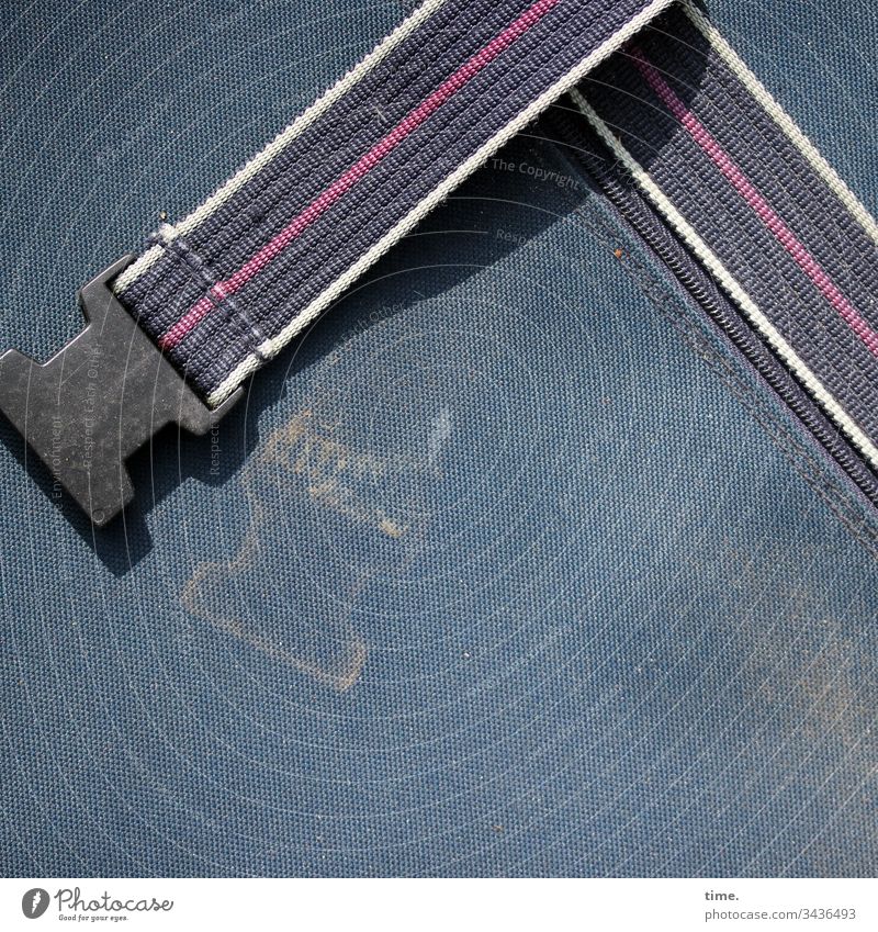 süße alte kleine Steckschnalle rucksack textil kunststoff schatten sonnenlicht abdruck dreck dreckig schmutzig detail genäht naht verschluss steckverschluss