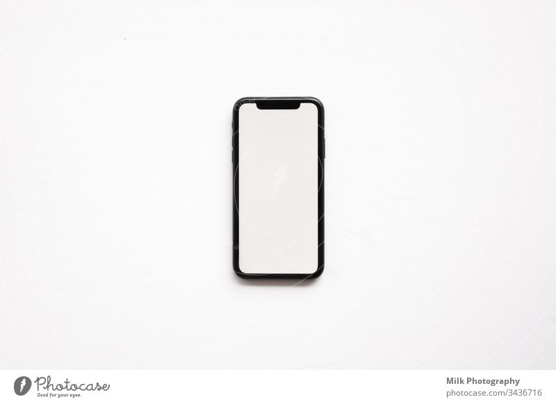 Ein Smartphone isoliert auf weißem Hintergrund Internet PDA Funktelefon Hintergrund neutral Studioaufnahme senden Bildschirm Anzeige Information Funken