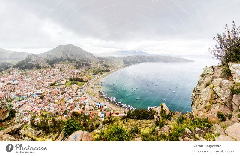 Blick auf die Stadt Copacabana am Titicaca-See in Bolivien titicaca Landschaft Ansicht Wasser Strand reisen Natur Latein amerika hafen Ausflugsziel Süden Boote