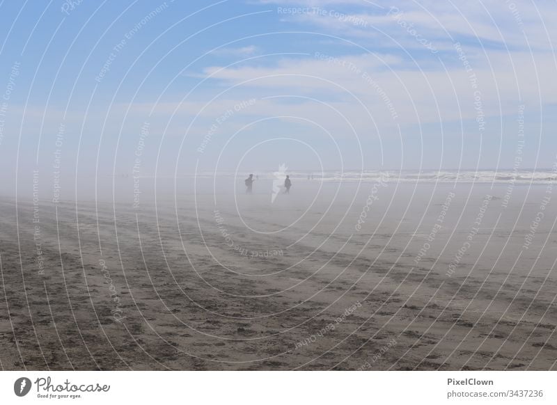 Zwei Menschen einsam am Strand Meer Sand Küste Ferien & Urlaub & Reisen Wellen Wolken blau Horizont