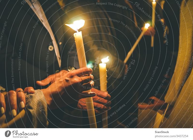 Frau hält nachts während der Osterfeierlichkeiten eine Kerze Ostern Kirche Kerzen orthodoxe Religion christian Licht Menschen Gebet Feuer dunkel Nacht Flamme