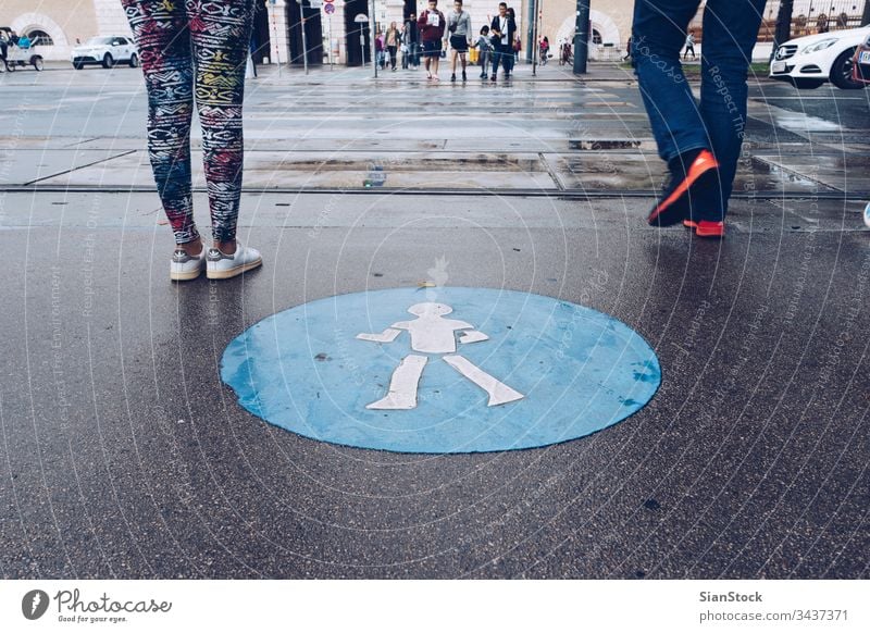 Fußgänger, der die Straße überquert, Wien, Österreich Fahrspur laufen Menschen Fahrrad Zeichen Weg Spaziergang Asphalt Zyklus Linie Farbe Symbol Großstadt