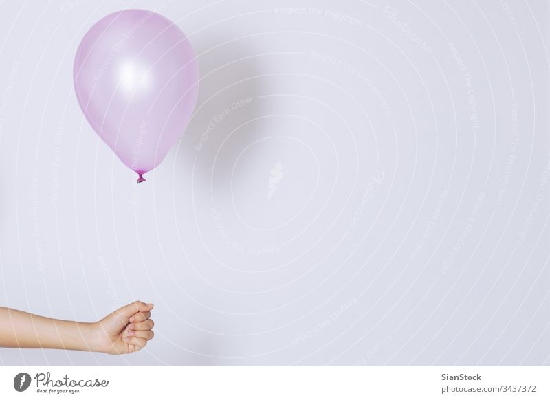 Frauen halten Ballons in weißem Hintergrund in der Hand Luftballon vereinzelt Helium Haufen Farbe farbenfroh rosa purpur Dekoration & Verzierung Feiertag Freude