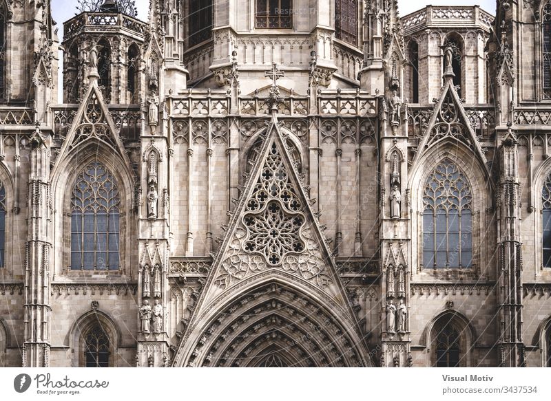 Fensterrose und filigrane Skulpturen an der Vorderseite einer gotischen Kathedrale Basilika Architektur architektonisch erbaut Struktur Gebäude Historie
