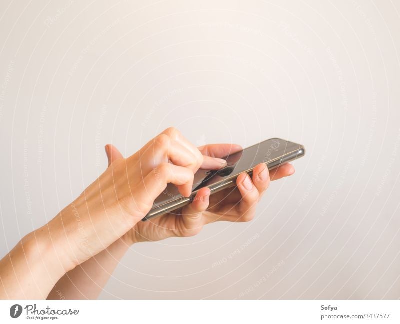 Smartphone zur Handreinigung für Frauen mit Desinfektionsmittel-Gel Wäsche waschen Hände Reinigen COVID19 Handgel Handy Oberfläche Bildschirm Coronavirus