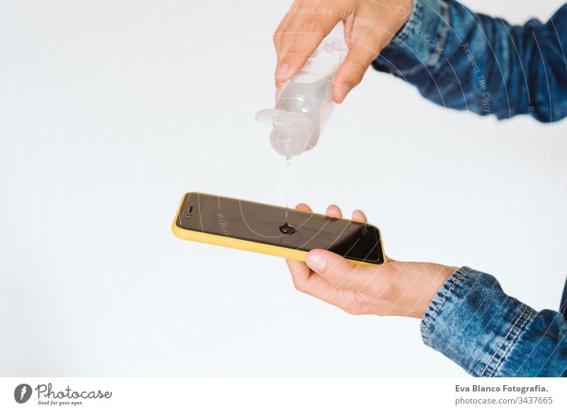 Nahaufnahme einer Frau, die ihr Handy mit Desinfektionsmittel reinigt. Hygiene und Coronavirus covid-19 Konzept Sauberkeit Corona-Virus Bildschirm