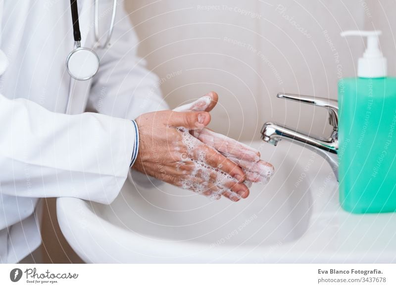 Der Arzt wäscht die Hände mit Desinfektionsseife. Hygiene- und Coronavirus Covid-19-Konzept Wäsche waschen Corona-Virus covid-19 Sauberkeit medizinisch arzt