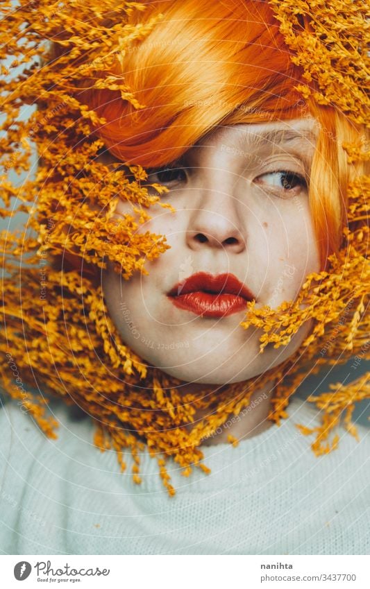 Stimmungsvolles Porträt einer weißen Frau in Orange-Tönen abschließen orange Rotschopf Rothaar Kunst künstlerisch Atelier Ausdruck expressiv Schönheit