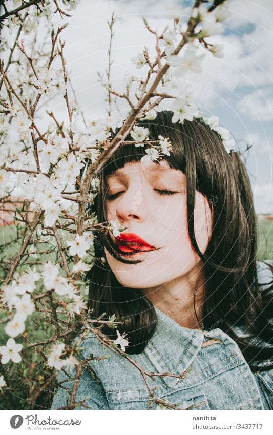 Hübsche junge Frau posiert in der Nähe von Frühlingsblumen Porträt Schönheit hübsch Gesicht Model Kunst künstlerisch Stimmung Blumen schön natürlich wirklich