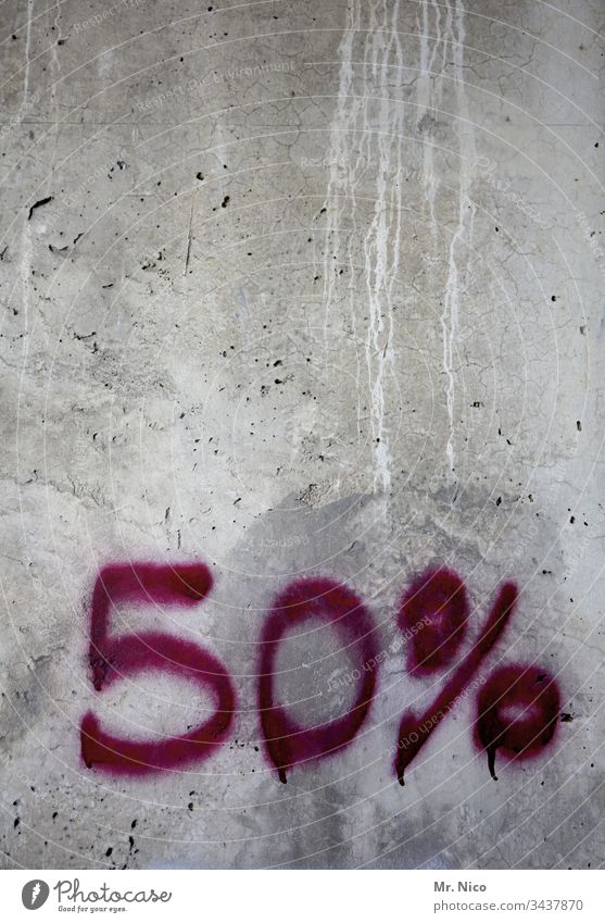 50 % Hälfte 50% Mauer Wand Betonwand grau rot Ziffern & Zahlen Schilder & Markierungen Schriftzeichen Prozent Prozentzeichen Graffiti Zeichen Billig Angebot