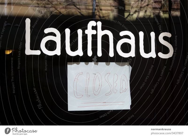 Laufhaus geschlossen Bordell prostitution schild hinweis closed schrift wort handgeschrieben zettel Außenaufnahme Buchstaben