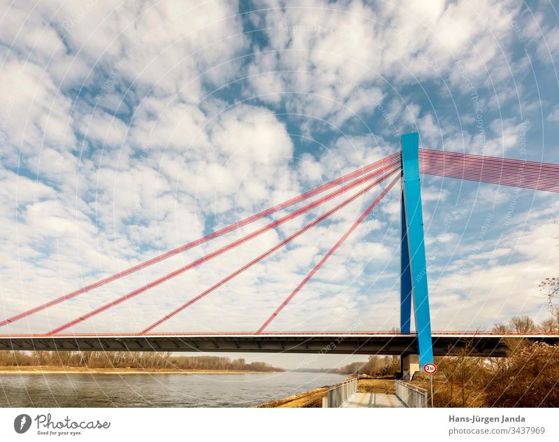 Hängebrücke über einen Fluß mit blauem Himmel hängebrücke autobahn bach strand autos überführung straße fluß pfeiler ufer wolken verkehr transport himmel