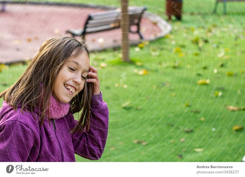 Kleines Mädchen spielt im Park Kind wenig Vorschule Tochter Kindheit Lächeln Vorschulkind niedlich rosa Rolle Lernen fallen Freizeit inline genießen