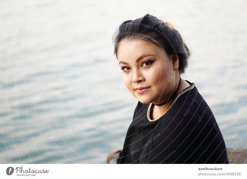 junge Asiatin am Wasser asiatisch Frau Mädchen Lächeln See Teich MEER Fluss Glück Fröhlichkeit selbstbewusst Natur elegant im Freien außerhalb mollig Übergröße