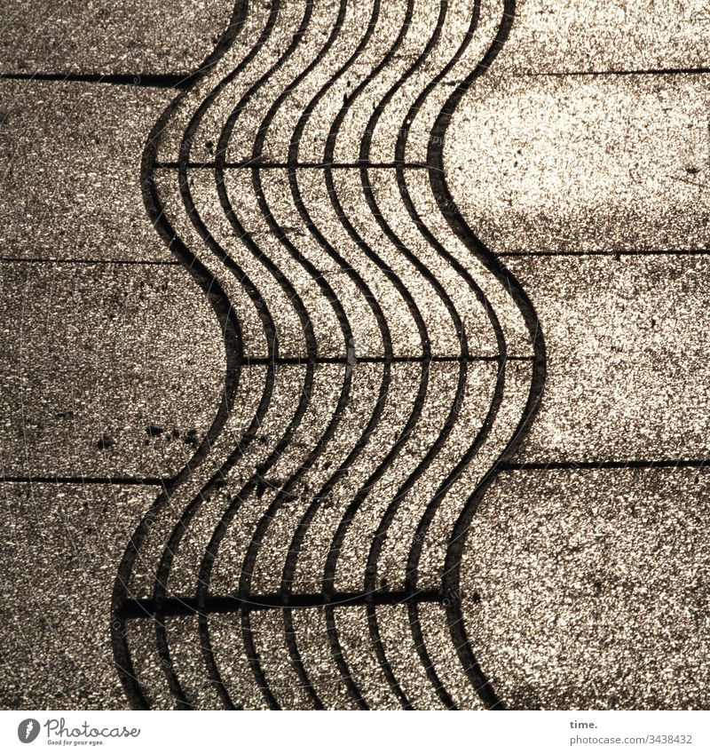 Linienverkehr Vogelperspektive bodenbelag kunst überraschung ungewöhnlich steinplatten weg fußgängerweg schlangenlinien streifen gegenlicht sonnenlicht ritze