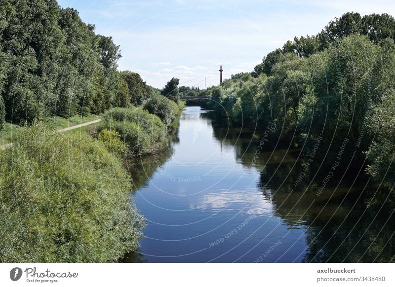 Leine in Hannover Fluss leine Deutschland Natur Landschaft üppig (Wuchs) malerisch Ansicht Weg grün Baum Gras Brücke Wasser Sommer Erholung im Freien Flussufer