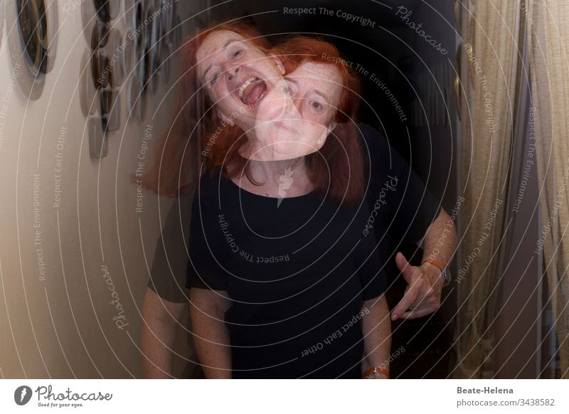 surreal | Doppelkopfspiel Frau Spiel Multiple Persönlichkeit Gemütsschwankung Porträt Verzerrung Identität Doppelbelichtung Schrei Lachen zerbrechlich Realität