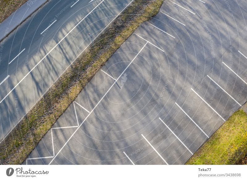 Leerer Parkplatz von oben parken Autos PKW Linien Beton Baum Bäume weiß grau Straße Verkehr Großstadt