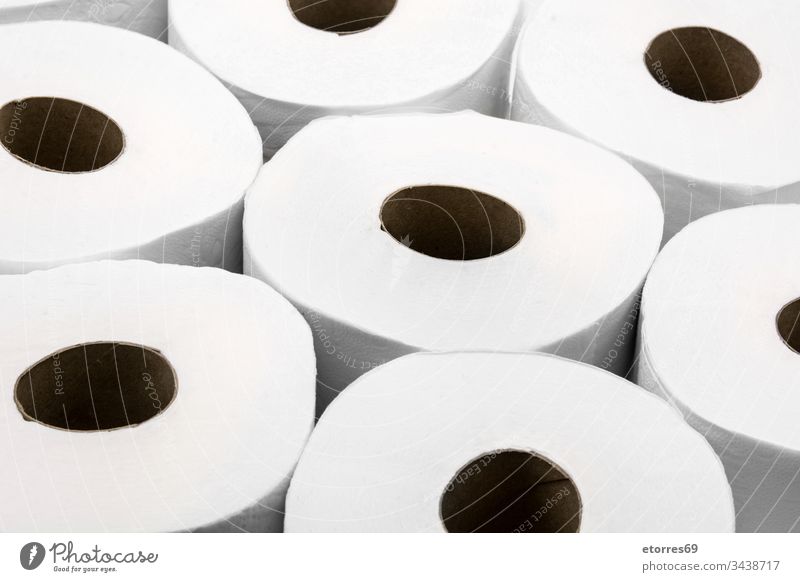 Toilettenpapierrollen Hintergrund covid-19 Bad Raumpfleger Nahaufnahme Konzept Obstipation Coronavirus Durchfallerkrankung Krankheit heimisch leer fertig satt