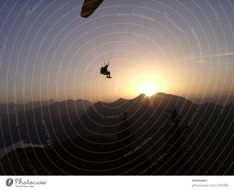 sun diving Sonnenuntergang Fallschirm Gleitschirmfliegen Gipfel Berge u. Gebirge