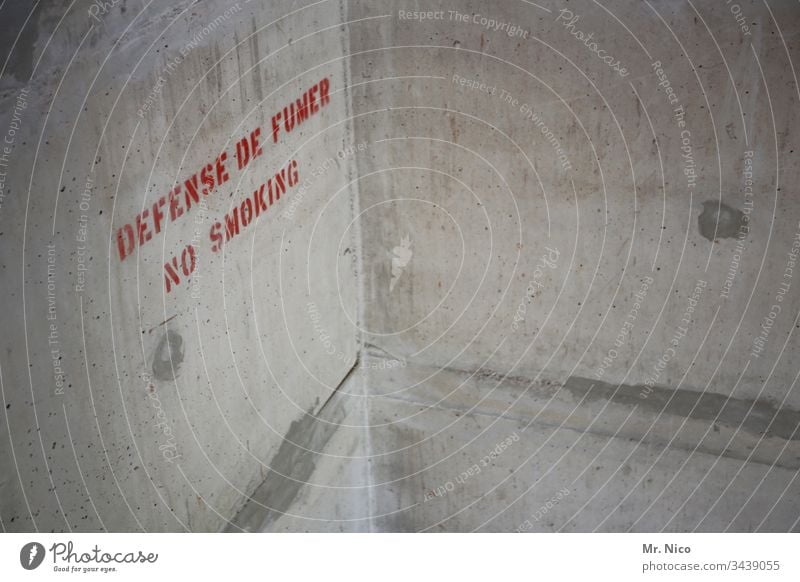 Rauchen verboten Beton Betonwand Englisch Französisch Fremdsprache Wand Hinweisschild Schilder & Markierungen Warnschild Verbote Mauer Gesundheit Schriftzeichen