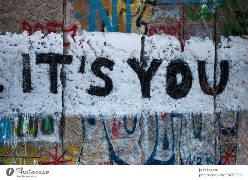 It’s you geschrieben auf der Berliner Mauer Straßenkunst Subkultur Schriftzeichen Graffiti Kreativität Wort gestalten Inspiration Wand Detailaufnahme