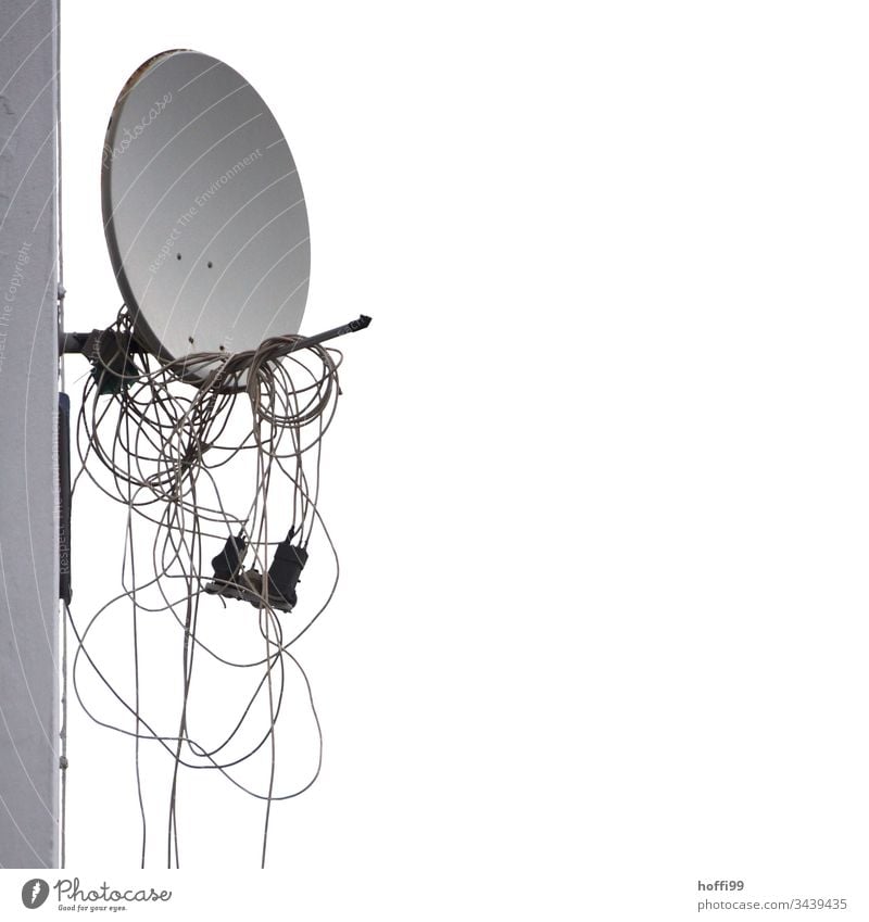Satellitenschüssel offline - kein Empfang Antennenkabel urban Satellitenantenne Himmel Farbfoto Fernsehen Menschenleer Haus Dach Schornstein