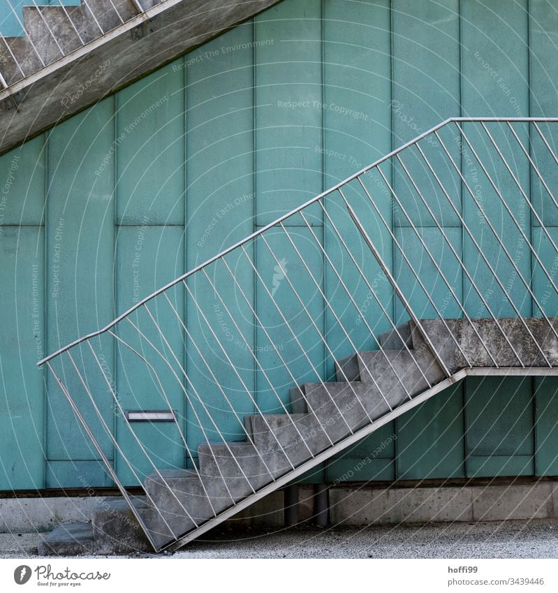 Delle im Geländer Architektur Zaun Treppe Zaunlücke Lücke Außenaufnahme deformiert Deformation Metall