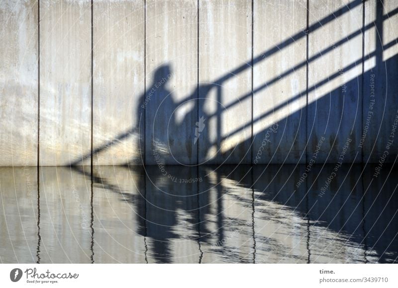 4eyes | Gratwanderung schatten wasser geländer silhouette beton hafenbecken spiegelung rätsel spooky sonnenlicht schönes wetter Zweige u. Äste heiligenhafen