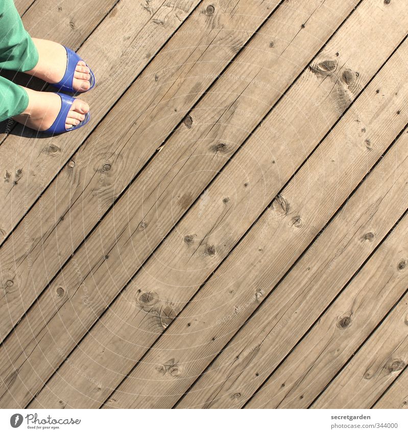mit beiden beinen auf dem boden stehen //// feminin Junge Frau Jugendliche 1 Mensch Terrasse Schuhe Sandale Holz Linie Streifen Wärme blau braun grün Neigung