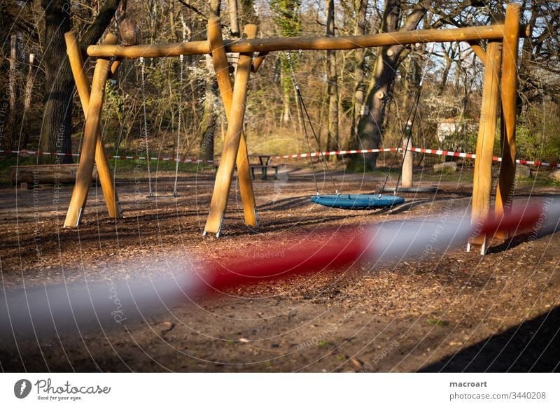 Spielplatzverbot - Corona Virus 2020 Halle Deutschland Covid19 Ausgangssperre abgesperrt Sperre Absperrband rot weiß nahaufnahme spielen kinder verboten