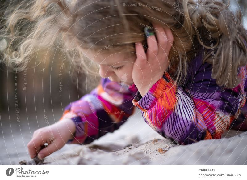 Kind spielt im Sand spielen langeweile langweilen schulkind mädchen corona virus covid19 sars nahaufnahme sandig strand ferien schulschließungen geschlossen