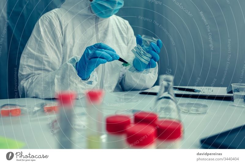 Wissenschaftlerin mit Schutzanzug forscht im Labor Analysieren Probe Virus Coronavirus Schutzhandschuhe wissenschaftliche Forschung Kur