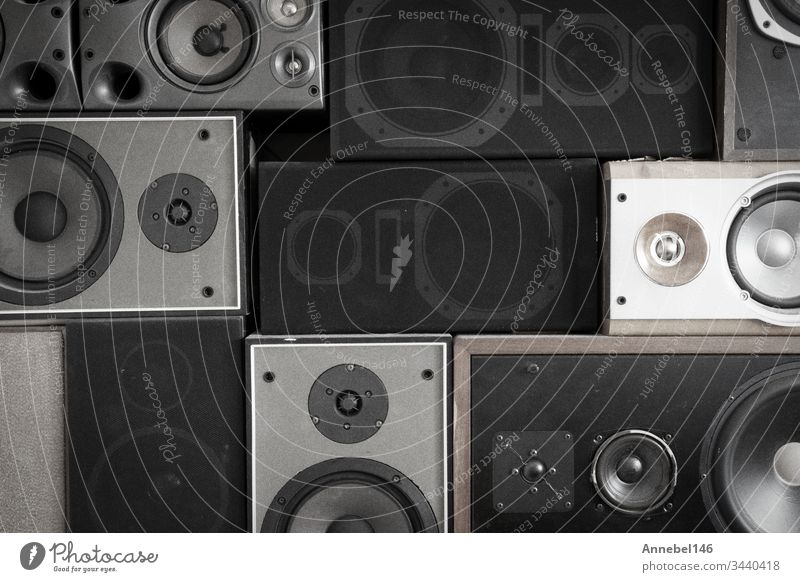 An der Wand hängende Musiklautsprecher im Retro-Vintage-Stil, gestapelte Schalldämpfer modern Kraft Lautsprecher Kasten Gerät Audio Redner Tieftöner Bass stereo