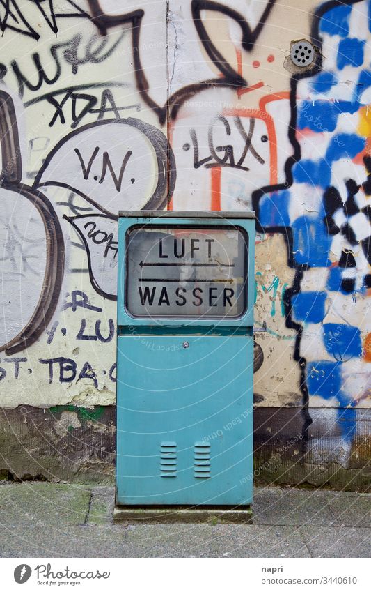 mehr braucht es nicht | Alte Servicestation für Luft und Wasser vor Wand mit bunten Graffitis. Selbstbedienung Werkstatt alt urban Aufladen Säule Station türkis