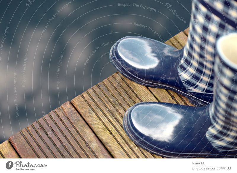 Regenstiefel statt Flip-Flops Freizeit & Hobby Garten Frühling Klima schlechtes Wetter Teich Arbeitsbekleidung Gummistiefel stehen glänzend blau Holzfußboden