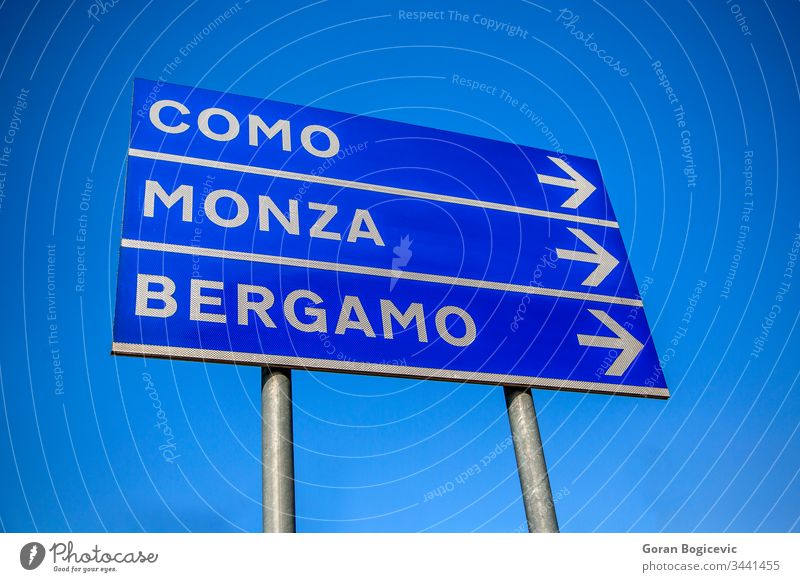 Richtung der Städte Italien Straße Zeichen Italienisch Himmel Mast Information Wegweiser Raum Anzeige Panel Holzplatte Como Großstadt Werbung monca Pfeil