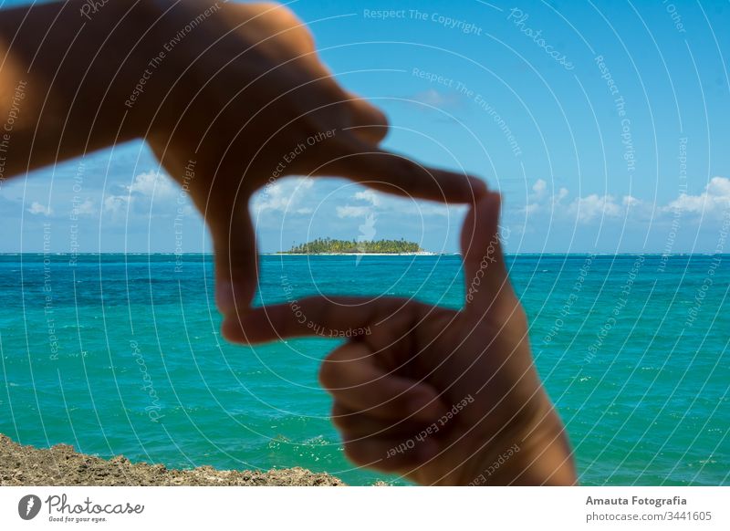 Meereslandschaft von Johnny Cay gerahmt Hand Rahmen Karibik Karibisches Meer San Andres Kolumbien sieben Farben Meer türkis einzigartig idyllisch perfekt Strand