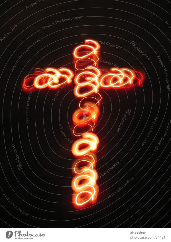 Licht-Kreuz rot Langzeitbelichtung rund Kerze Rücken Kreis