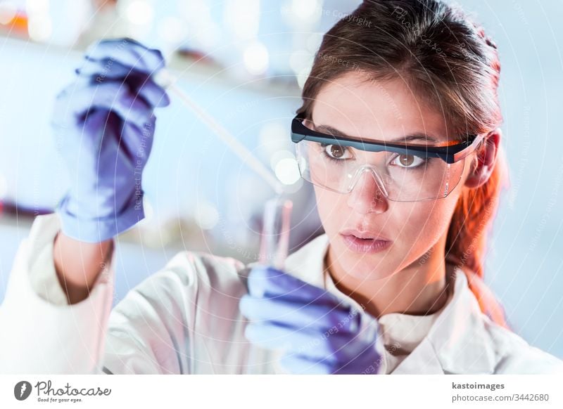 Forscherin pipettiert Lösung in ein Reagenzglas im Labor für Biowissenschaften. Wissenschaft forschen Frau Wissenschaftler Technik & Technologie Analyse