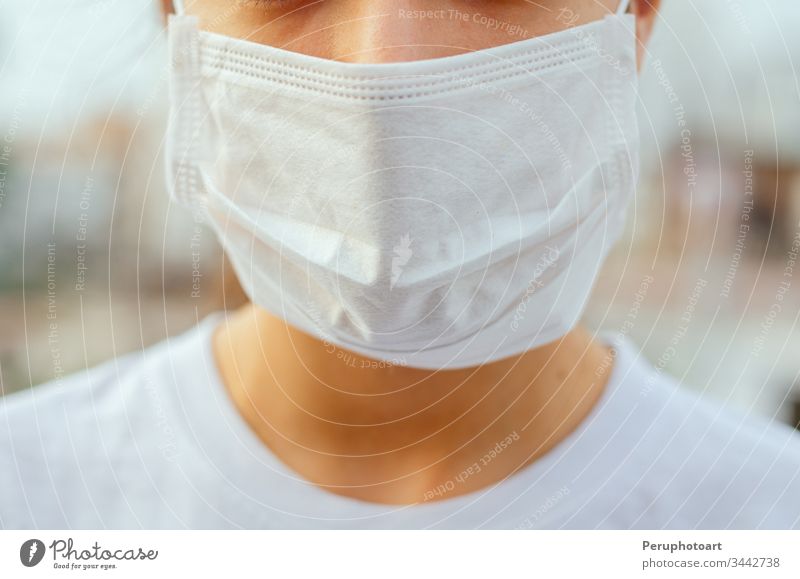 Geschlossenes Gesicht einer jungen Frau, die mit einer Maske gesehen wird, um jegliche Ansteckung zu vermeiden. Schutzkonzept in Zeiten einer Pandemie