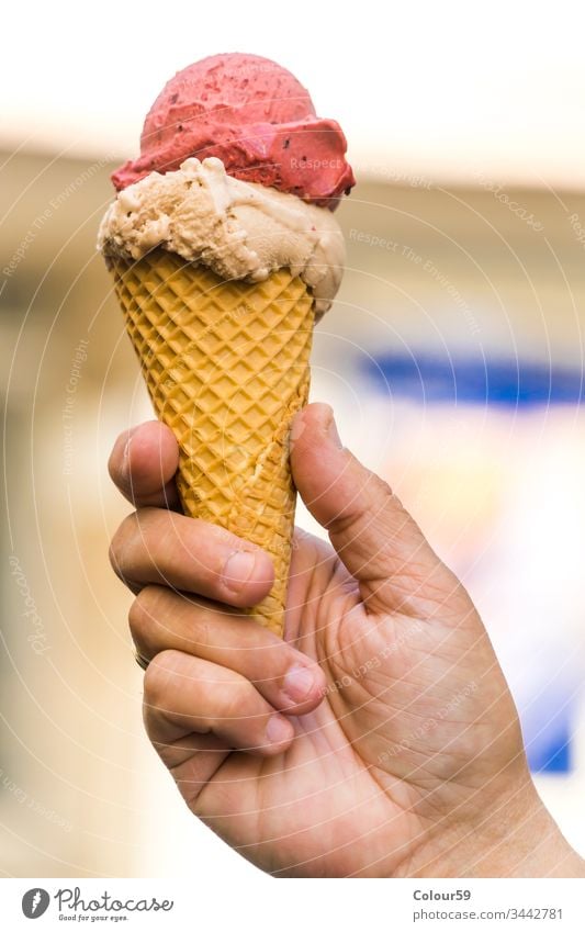 Eiscreme sommer hand halten erdbeereis waffel Eiswaffel nusseis haselnusseis erfrischund essen softeis