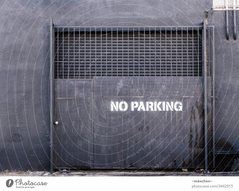 Kein Parken Los Angeles Straße grau schwarz anthrazit kein Parken weiss gesprüht Tor Mauer Rohr Gitter Schutz Tür außen düster Stadt Verbot verboten Wand