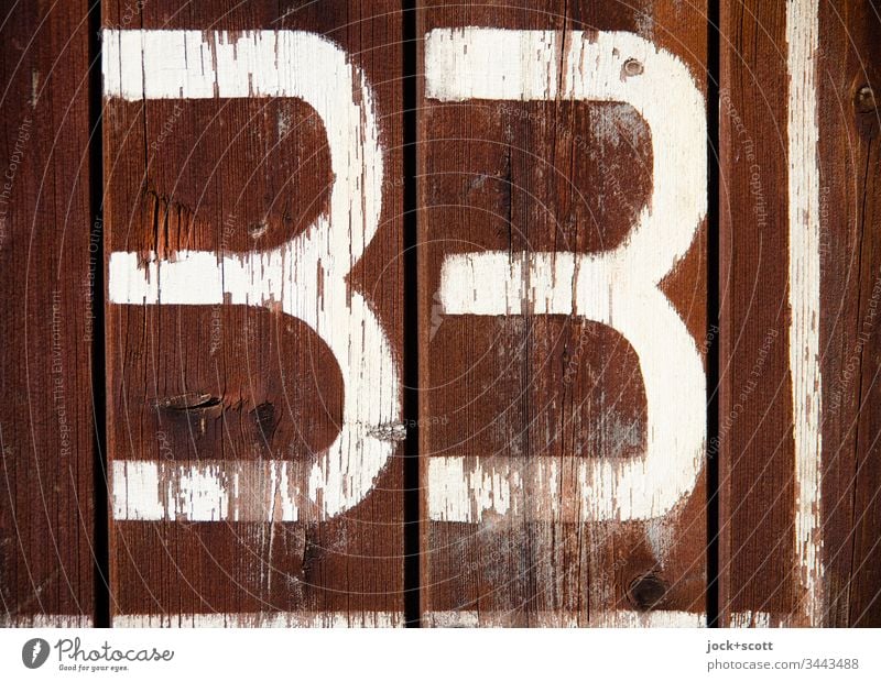 33 nicht mehr, nicht weniger Oberfläche Zahn der Zeit Schilder & Markierungen Design Wert Ziffern & Zahlen Typographie retro einfach authentisch Vergänglichkeit
