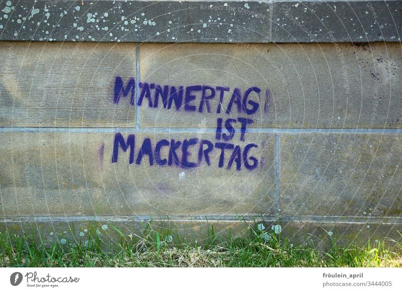 Männertag - Graffiti auf Steinmauer Mauer Schriftzeichen Spruch urban KOmmunikation frech Feiertag Typographie typisch Vorurteil provokant provozieren