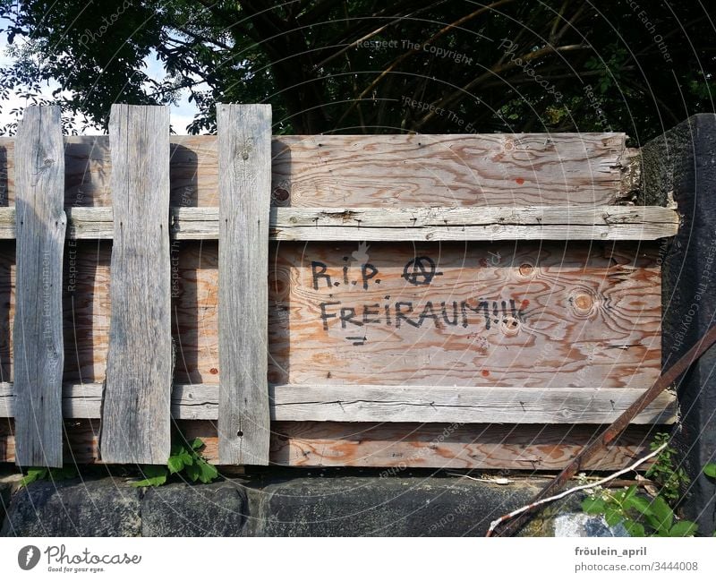 RIP Freiraum - Schriftzug an einem Holzzaun Eingrenzung Absperrung geschlossen Brett Zaun Barriere Schutz Verbote Sicherheit Schriftzeichen Freiheit rebellisch